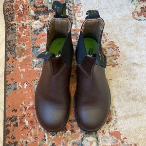 Bluntstone brown boots like new
